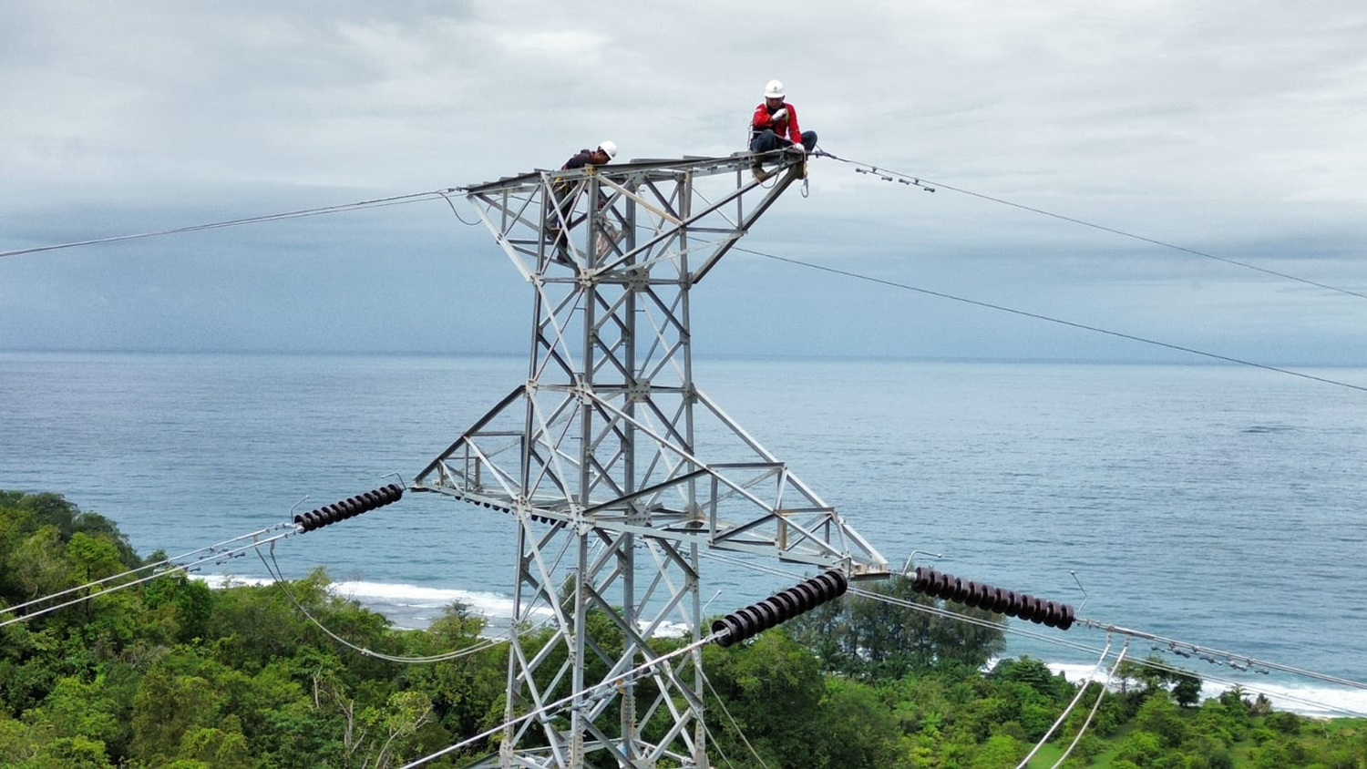 Petugas PLN ketika memanjat tiang saluran udara tegangan tinggi (SUTT) untuk memastikan kesiapan SUTT 150 kilo Volt (kV) Blangpidie-Tapak Tuan sebelum diberikan tegangan listrik secara perdana.