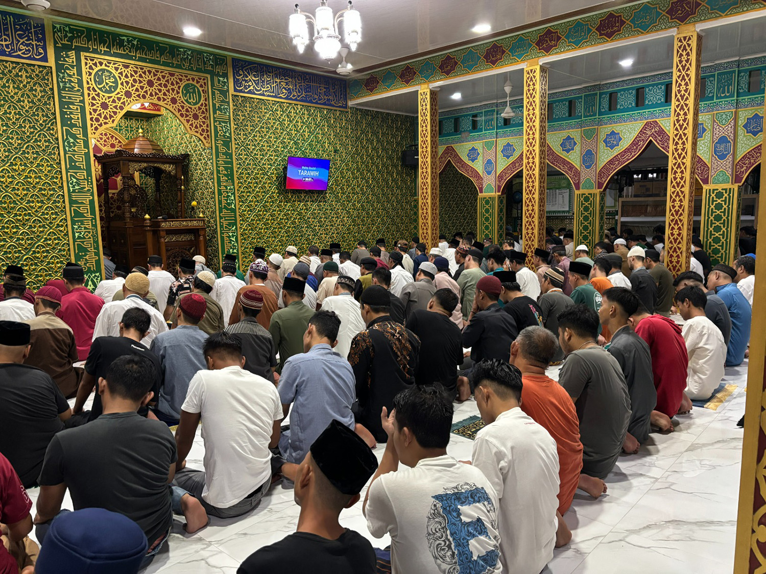 Lebih dari 100 napi Lapas Kelas IIA Pekanbaru melaksana- kan salat tarawih di Masjid At-Thaubah, Lapas, Rabu (18/2/2026) malam.