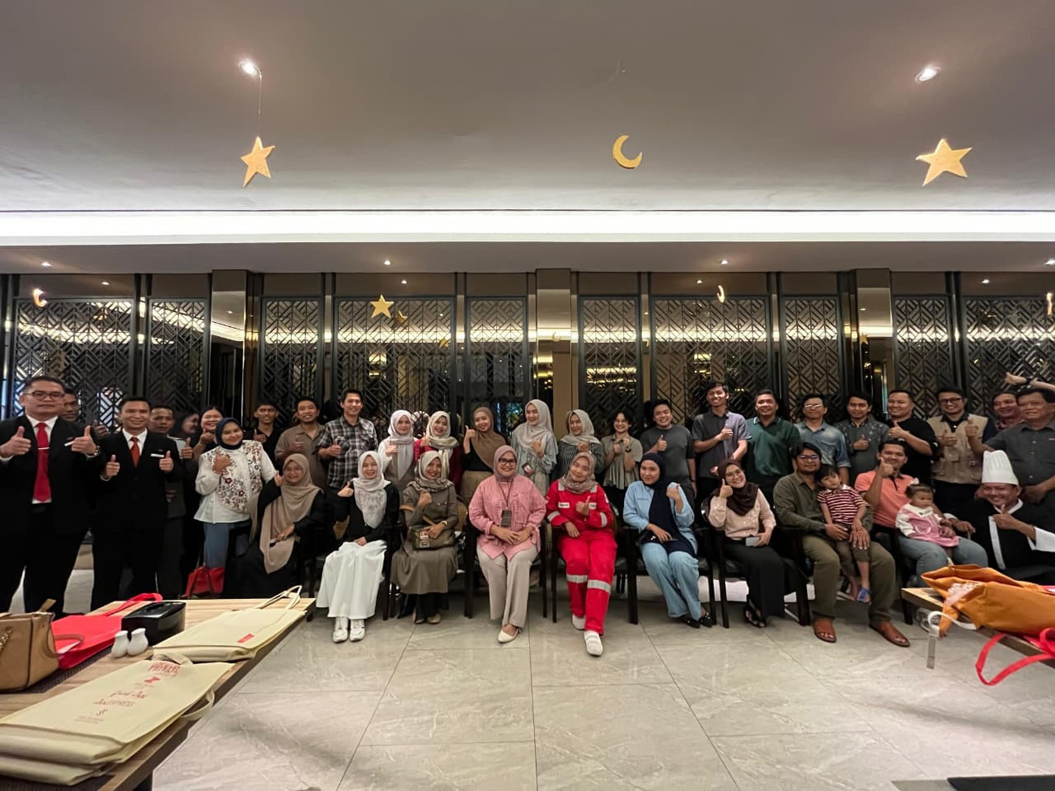 Tamu dan undangan  Corporate Gathering foto bersama saat acara &ldquo;Show Case Ramadan&rdquo; di Duri, baru-baru ini.
