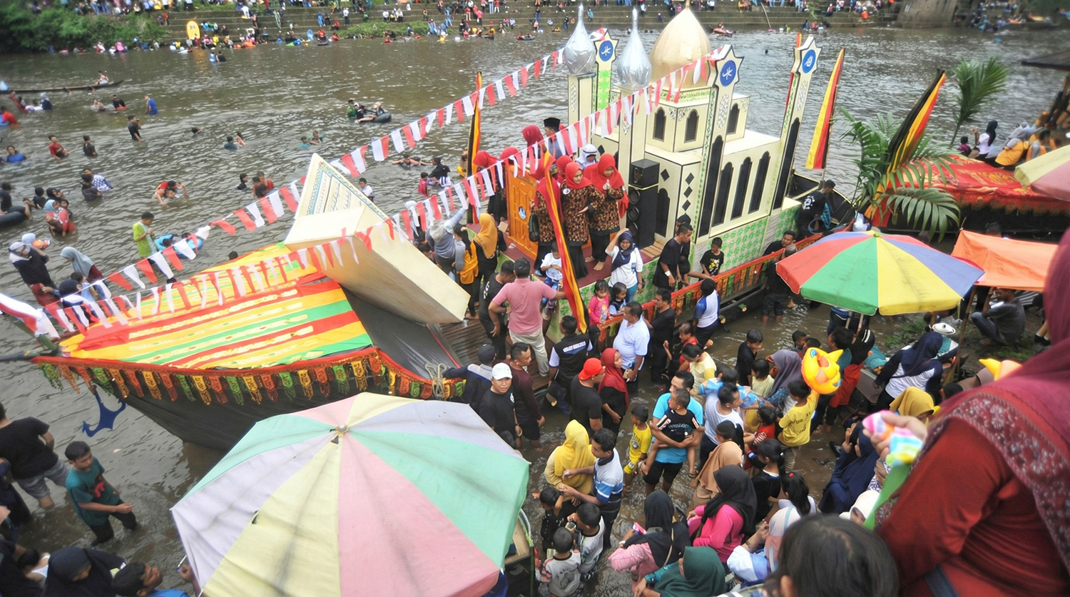 Warga saat melakukan balimau kasai di Kecamatan Tandun, Rokan Hulu, beberapa waktu lalu.