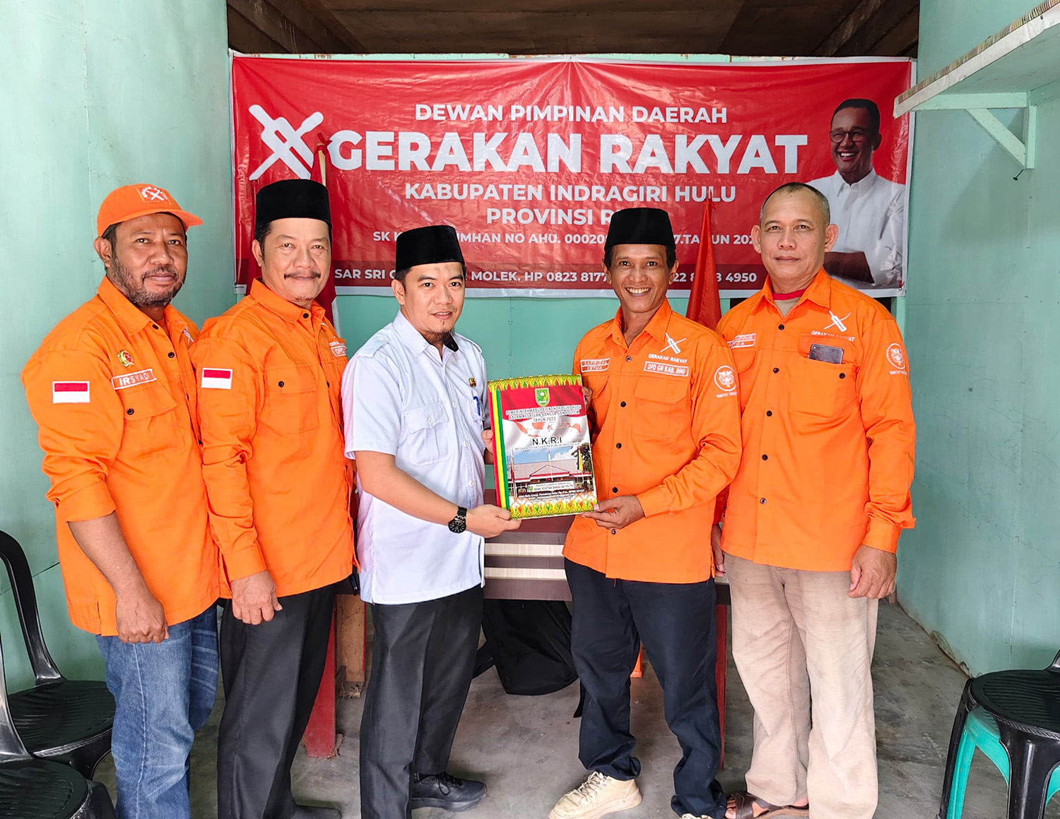 Kabid Poldagri pada BadanKesbangpol Inhu Beni Suguanda SH menyerahkan surat keterangan terdaftar (SKT) kepada Ketua Safrizar di dampingi penurus lainnnya.Rabu (18\02\2026)