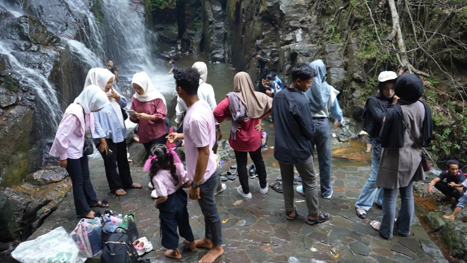 Masyarakat Kuansing mengunjungi objek wisata air terjun tujuh tingkat Guruh Gemurai Desa Kasang, Kecamatan Kuantan Mudik, Rabu (18/2/2026).