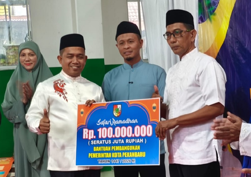 Wako Agung Nugroho didampingi Ketua DPRD Pekanbaru Isa Lahamid dan Ketua TP PKK Pekanbaru Sulastri Agung menyerahkan bantuan Rp100 juta untuk pembangunan Masjid Baitul Amanah saat Safari Ramadan.