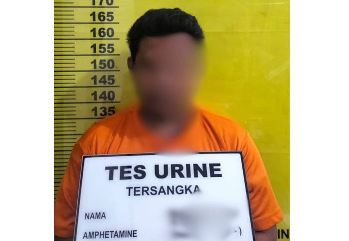 Tersangka penganiayaan berat, Memet saat diamankan di Mapolsek Pujud.