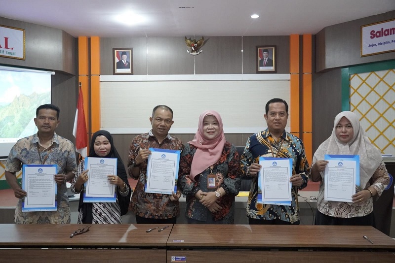Kepala Balai Bahasa Provinsi Riau, Umi Kulsum (tiga kanan) foto bersama pegawai seusai penandatangan Pakta Integritas Zona Integritas menuju Wilayah Bebas dari Korupsi di Pekanbaru, Kamis (19/2/2026)