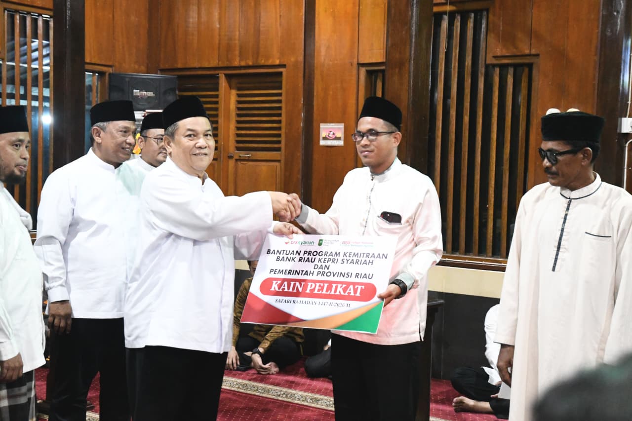 Plt Gubri SF Hariyanto menyerahkan bantuan untuk Masjid Raya Darussalam Rokan Hulu sebagai bagian dari dari program CSR Bank Riau Kepri (BRK) Syariah