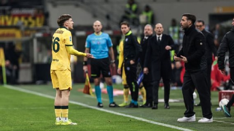 Pelatih Como, Cesc Fabregas telah meminta maaf setelah melakukan kontak fisik dengan Alexis Saelemaekers dari AC Milan.
