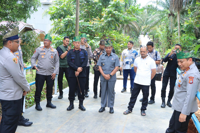 Kapolda Riau Hery Heryawan melakukan peninjauan dan pengecekan langsung pembangunan jembatan di Desa Lubuk Agung, Kecamatan XIII Koto Kampar, Kabupaten Kampar, Jumat (20/2/2026).