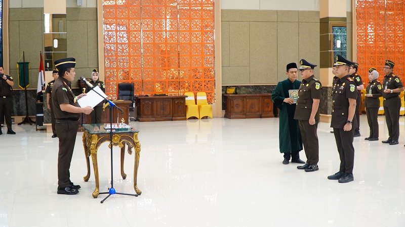 Kajati Riau Sutikno (kiri) mengambil sumpah dua pejabat baru pada Kamis (19/2/2026).