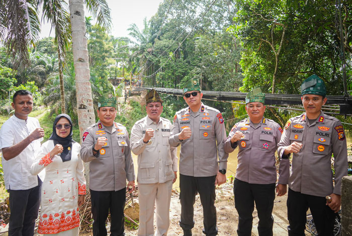 Kapolda Riau Irjen Pol Herry Heryawan bersama Bupati Kuansing H Suhardiman Amby meninjau pembangunan jembatan gantung Merah Putih Desa Muara Tiu Makmur-Desa Muara Petai, Jumat (20/2/2026).