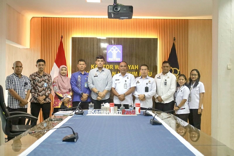 Para pejabat Kanwil Kemenkum Riau berfoto bersama Tim Deputi Bidang Koordinasi Keimigrasian dan Pemasyarakatan Kemenko Kumham Imipas RI, Kamis (19/2/2026).