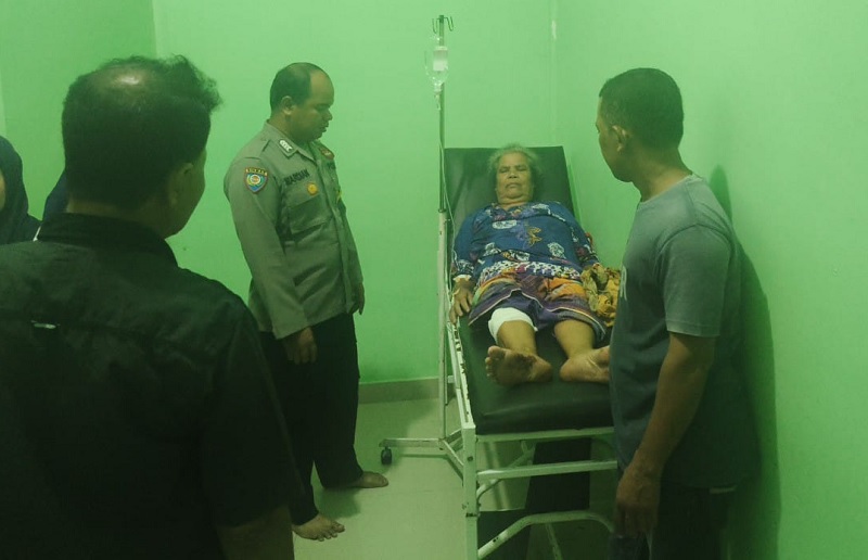Personel Polsek Hulu Kuantan mengunjungi Yusmaini, warga Desa Koto Kombu Kecamatan Hulu Kuantan yang menjadi korban serangan buaya, Jumat (20/2/2026).