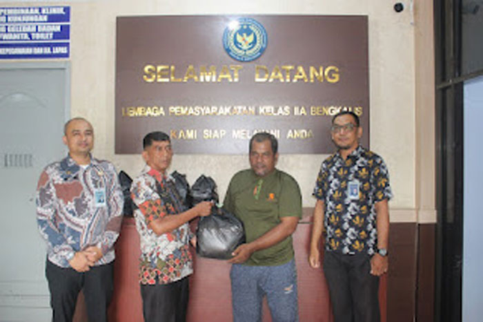 Lapas Bengkalis menyerahkan bantuan sosial kepada keluarga WBP di Lapas Bengkalis, Jumat (20/2/2026).