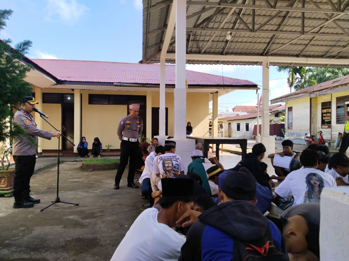 Belasan remaja membuat surat pernyataan usai terjaring penertiban balapan liar dan knalpot bronk oleh Polsek Bangko bersama tim gabungan di Bagansiapiapi, Jumat (20/2/2026).