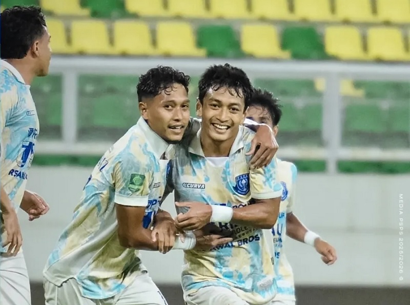 Selebrasi pemain PSPS Pekanbaru usai menjebol gawang tuan rumah Adhyaksa FC pada babak pertama. Laga ini berlangsung di Stadion Banten International Stadium, pada Jumat (20/2/2026) malam.