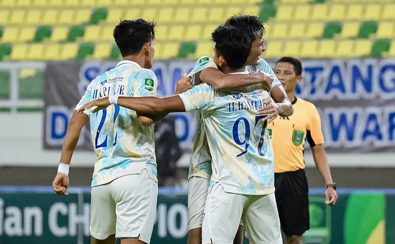 Selebrasi pemain PSPS Pekanbaru usai menjebol gawang tuan rumah Adhyaksa FC Banten di Stadion Banten International Stadium, Jumat (20/2/2026) malam.
