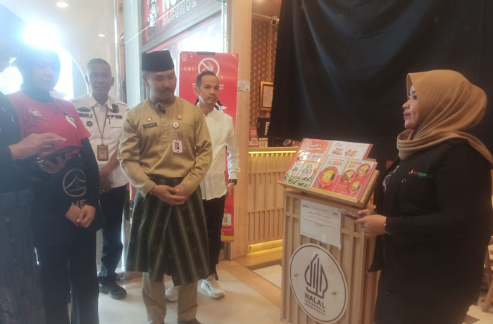 Satpol PP dan DPMPTSP Kota Pekanbaru menggelar sosialisasi terhadap sejumlah restoran dan rumah makan yang beroperasi pada siang hari selama Ramadan, Jumat (20/2/2026) di Mal Pekanbaru.