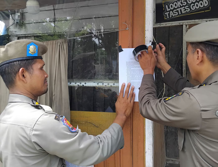 Personel Satpol PP-PKP Kuansing melakukan penyebaran Surat Edaran Bupati Kuansing ke rumah makan, restoran, kedai minuman di Teluk Kuantan sekitarnya, Kamis (19/2/2026).