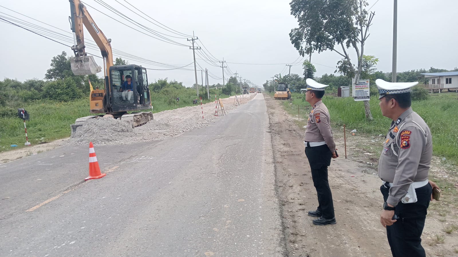 Pekerja dari Balai Pelaksanaan Jalan Nasional mengoperasikan alat berat saat menimbun badan Jalan Lintas Timur (Jalintim) Kilometer (Km) 75 Dusun Pulau Payung, Kelurahan Pangkalankerinci Timur