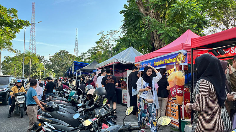 Warga tengah berburu takjil untuk menu berbuka puasa di Jalan WR Supratman - Pattimura, tepatnya di depan SMKN 2 Pekanbaru, Jumat (20/2/2026) sore.  