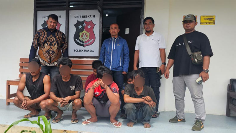 Pelaku narkoba yang digerebek personel Yonif-TP 851/Barau-Barau Cakti di kawasan Terminal Simpang 5, Desa Petani, Kecamatan Bathin Solapan, diserahkan ke Polsek Mandau, Jumat (20/2/2026). 