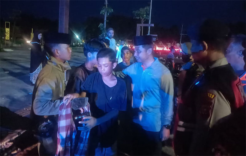 Bupati Kampar Ahmad Yuzar didampingi Plt Kasatpol PP Zulfikar menertibkan balap liar di Jalan Ahmad Yani, Bangkinang Kota, Sabtu (21/2/2026) dini hari.