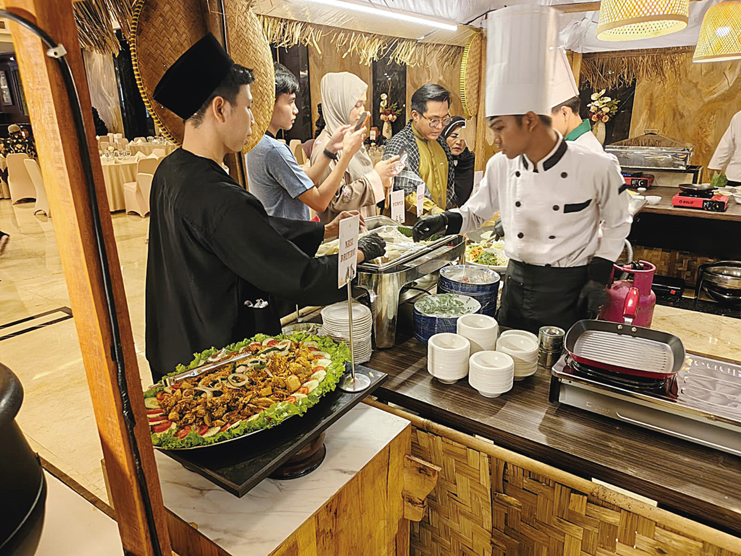 EVAN GUNANZAR/RIAU POS  BUKA PUASA: Pengunjung menikmati menu makanan berbuka puasa yang dihidangkan oleh Hotel Grand Elite Pekanbaru, Jumat (20/2/2026). 