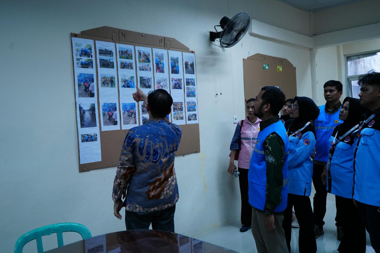 Seorang petugas menjelaskan foto-foto peristiwa bencana alam di Kelurahan Ulak Karang Selatan, Kecamatan Padang Utara, Rabu (12/2/2026).