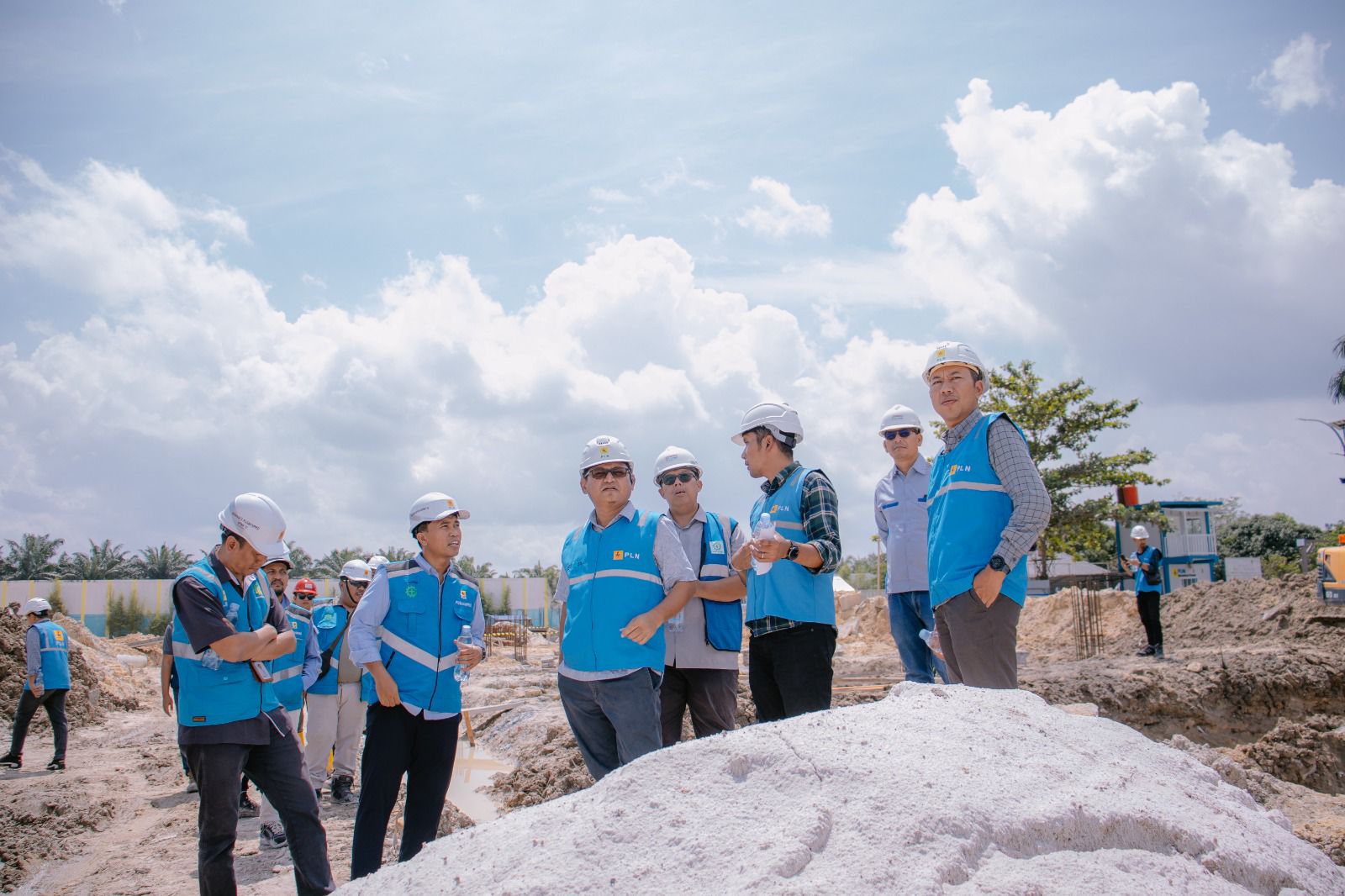 Jajaran PLN mendengarkan arahan dari General Manager PLN Unit Induk Pembangunan Sumatera Bagian Tengah (UIP Sumbagteng) Hendro Prasetyawan saat meninjau lokasi pembangunan PLTMG Riau Peaker 200 MW