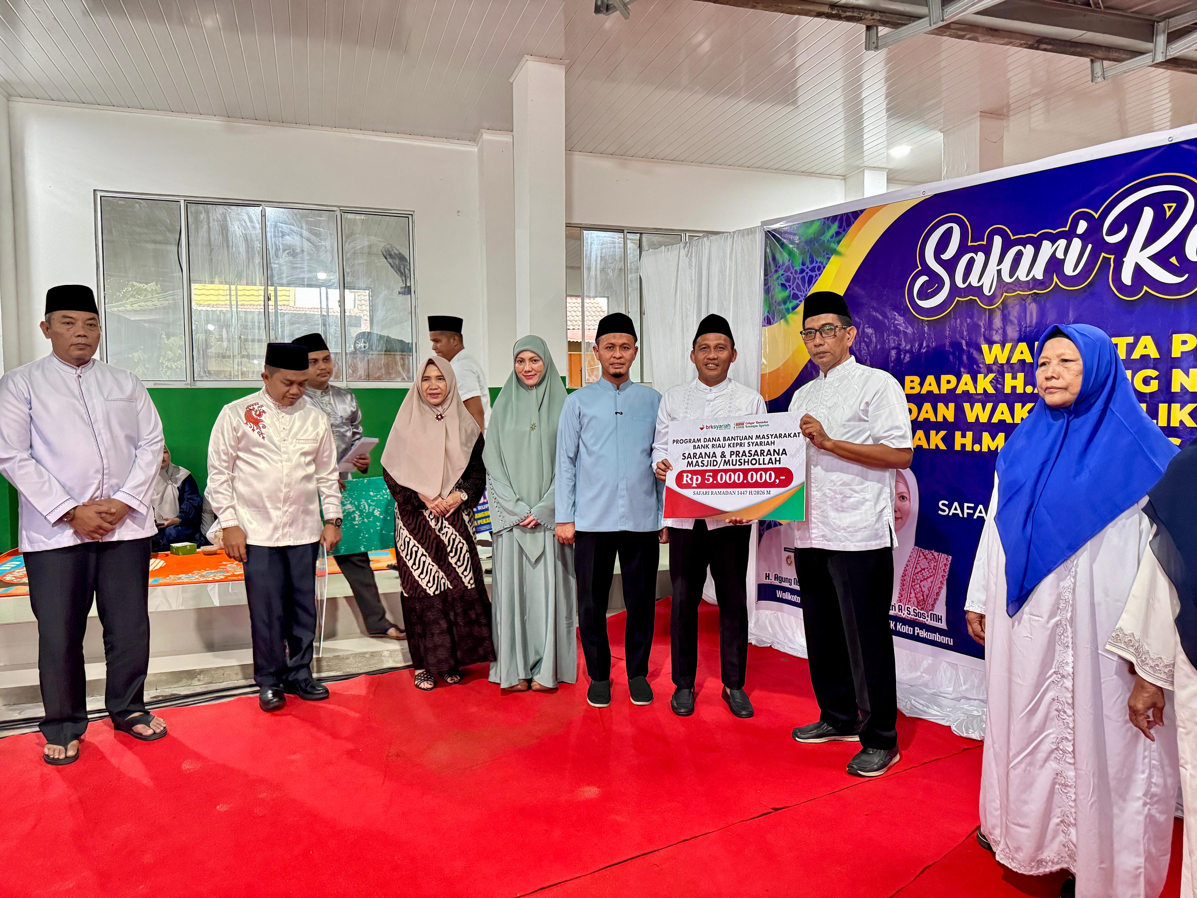 Wako Pekanbaru Agung Nugroho salurkan bantuan program CSR Bank Riau Kepri (BRK) Syariah  pada Safari Ramadan 1447 Hijriah perdana di Masjid Baitul Amanah, Jalan Jati Mas Bukit Barisan, 