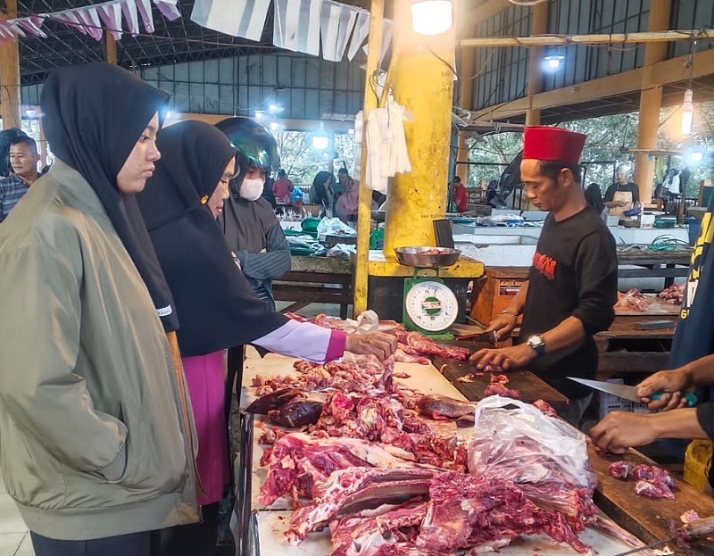 Harga daging sapi segar di Pasar Terubuk Bengkalis melonjak capai Rp170 ribu per kg, disusul daging kambing segar Rp150 ribu per kg, Sabtu (21/2/2026). 