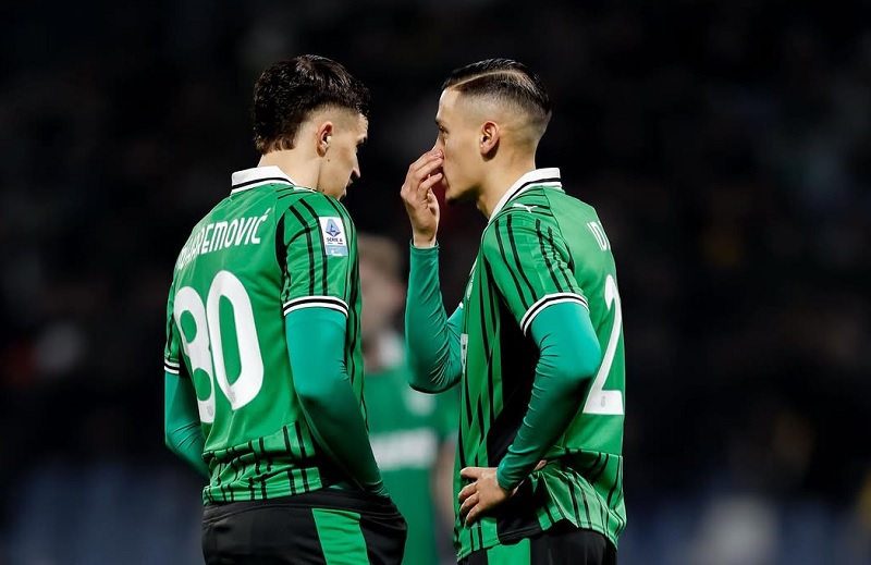 Kapten Timnas Indonesia Jay Idzes (kanan) tampil solid selama 90 menit saat Sassuolo menghancurkan Hellas Verona 3-0 di Serie A. 