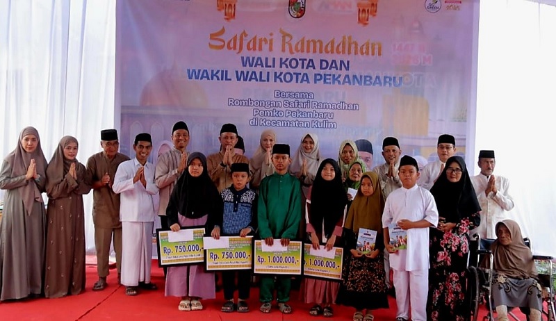 Safari Ramadan di Kulim, Wako Pekanbaru Agung Nugroho Serahkan Bantuan Rp100 Juta dan Smart TV. 