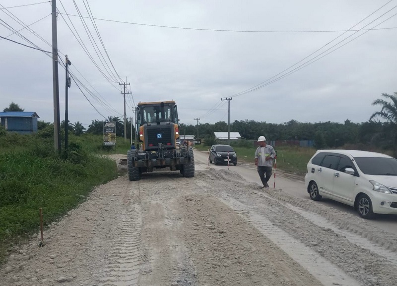 Proses penimbunan ruas jalan lintas timur di Kabupaten Pelalawan oleh BPJN Riau. 