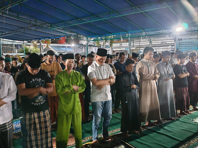 Kepala Lapas Kelas IIA Pekanbaru Yuniarto (kemeja putih peci hitam) melaksanakan salat tarawih diantara 632 napi di lapas pada Jumat (20/2/2026) malam.  