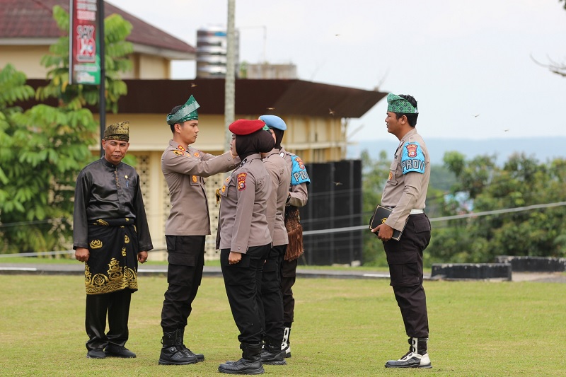 Kapolres Kuansing AKBP Hidayat Perdana SH SIK MH melakukan pemasangan tanjak secara simbolis kepada personel, Jumat (20/2/2026) sore di lapangan Mapolres Kuansing.  