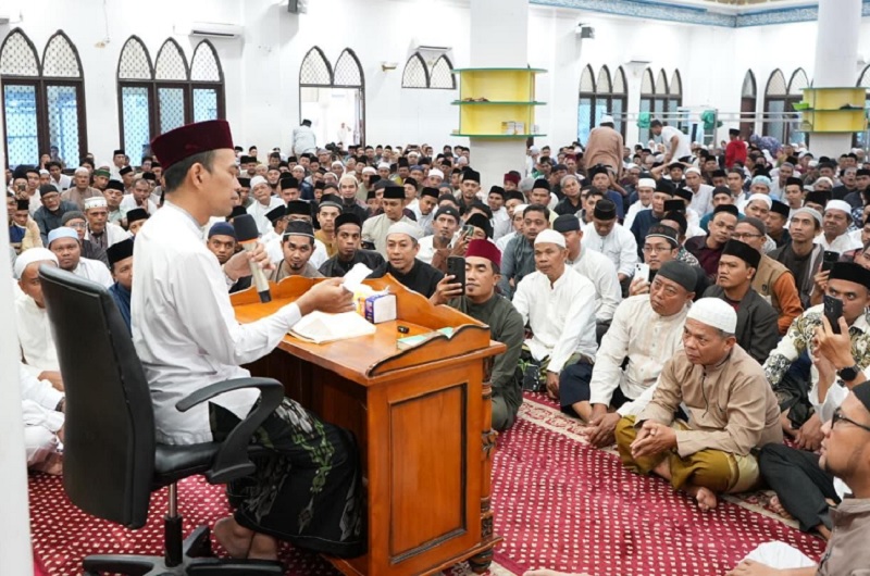 Ustaz Abdul Somad mengisi kajian mengenai keutamaan puasa di Masjid Al Fatah, Kampung Dalam, Kota Siak, Sabtu (21/2/2026)  