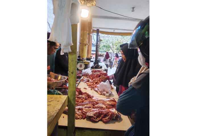 Beberapa ibu rumah tangga membeli daging di Pasar Terubuk Bengkalis, Sabtu (21/2/2026). Memasuki hari ketiga puasa Ramadan, sejumlah bahan pokok di pasaran naik drastis, termasuk harga daging sapi seg