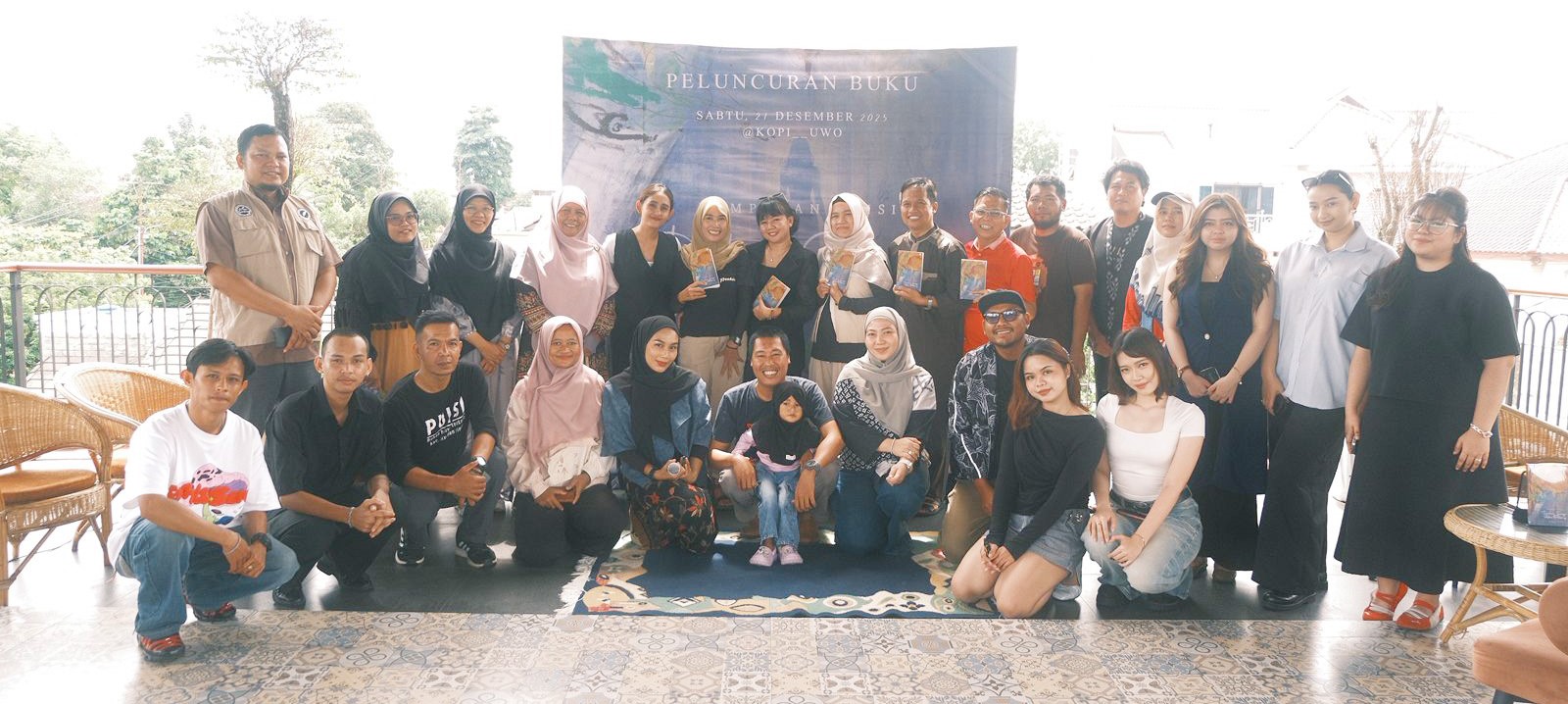 Pembicara dan peserta foto bersama seusai diskusi dan peluncuran kumpulan puisi Cindy Neo, Dalam Sunyi, Aku Pulang, di Pekanbaru, belum lama ini.