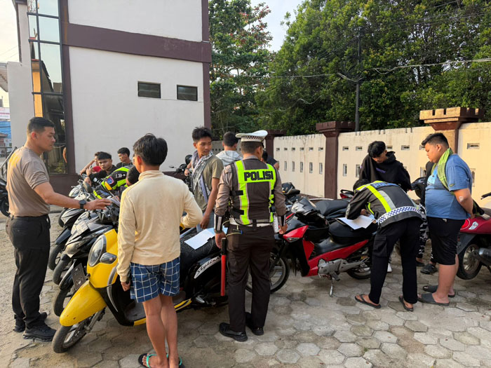 Belasan sepeda motor yang digunakan untuk aksi balap liar diamankan di Mapolres Inhil, Ahad (22/2/2026).