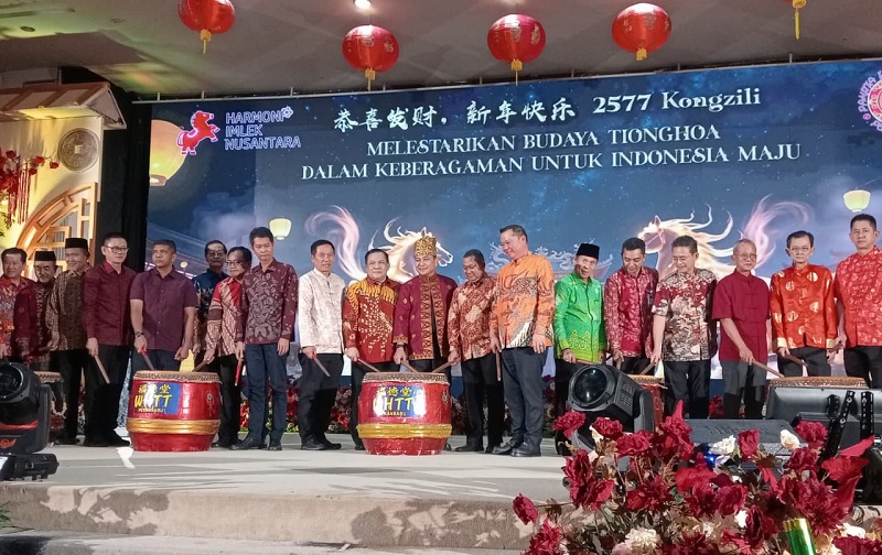 Gubernur Riau SF Hariyanto (tengah) bersama Ketua Panitia Imlek Bersama Djohan Oei (congsap krem) bersama forkopimda dan ormas Tionghoa melakukan pemukulan tambur tanda dibukanya Imlek Bersama 2577.