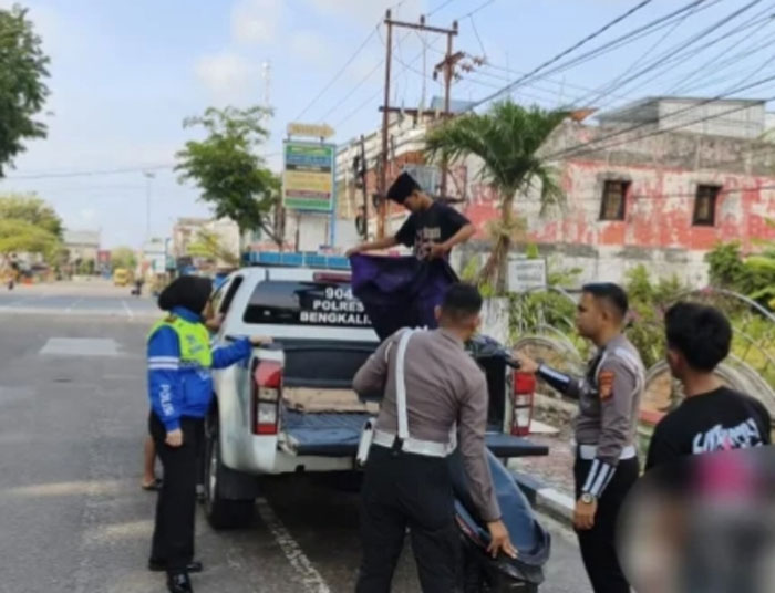 Petugas Satlantas Polres Bengkalis menertibkan pengguna sepeda motor di jalan protokol Kota Bengkalis dari sepeda motor yang menggunakan knalpot brong yang meresahkan masyarakat, Ahad  (22/2/2026).
