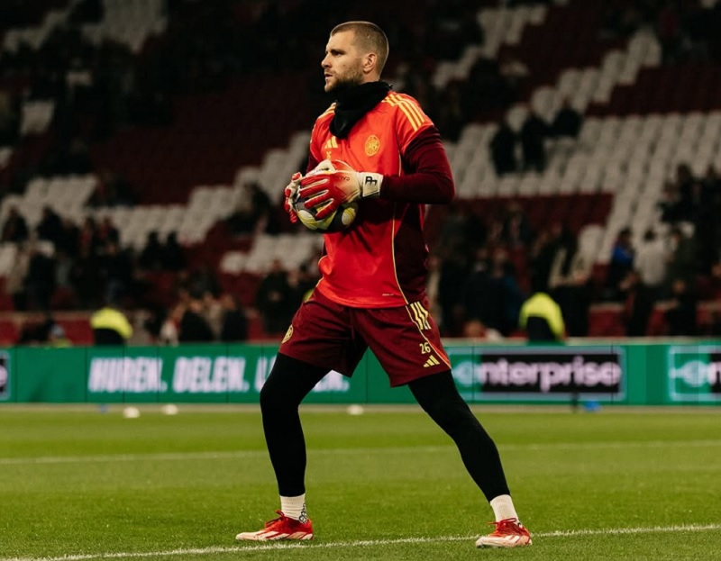 Kiper Timnas Indonesia Maarten Paes kebobolan satu gol dalam debutnya bersama Ajax Amterdam saat menjamu NEC Nijmegen. 