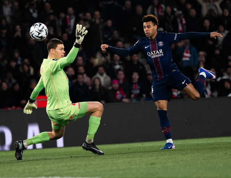 Penyerang muda Desire Doue mencetak dua gol ke gawang Metz untuk membawa PSG kembali ke puncak klasemen Ligue 1 Prancis.