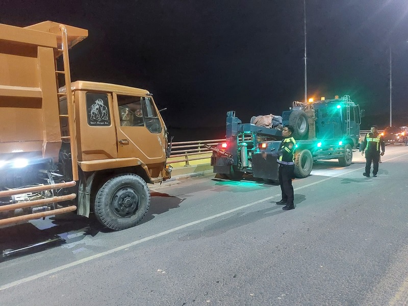 Petugas saat hendak menderek truk kontainer yang mengalami kecelakaan lalu lintas di Jalan Siak II jalur Timur, tepatnya di pangkal Jembatan Siak II, depan Masjid Raya Kecamatan Rumbai, Kota Pekanbaru