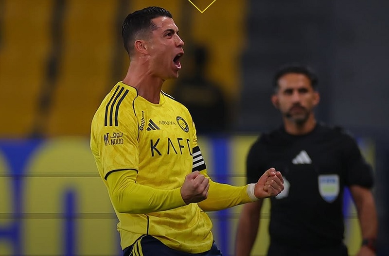Cristiano Ronaldo mencetak dua gol untuk Al Nassr melawan Al Hazem. 