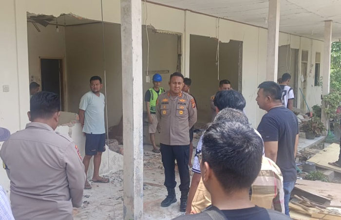 Kapolres Siak AKBP Sepuh Ade Irsyam Siregar, S.H., S.I.K., M.H saat meninjau kawasan perumahan karyawan PT AA Distrik Tapung di Minas usai dirusak kawanan gajah.