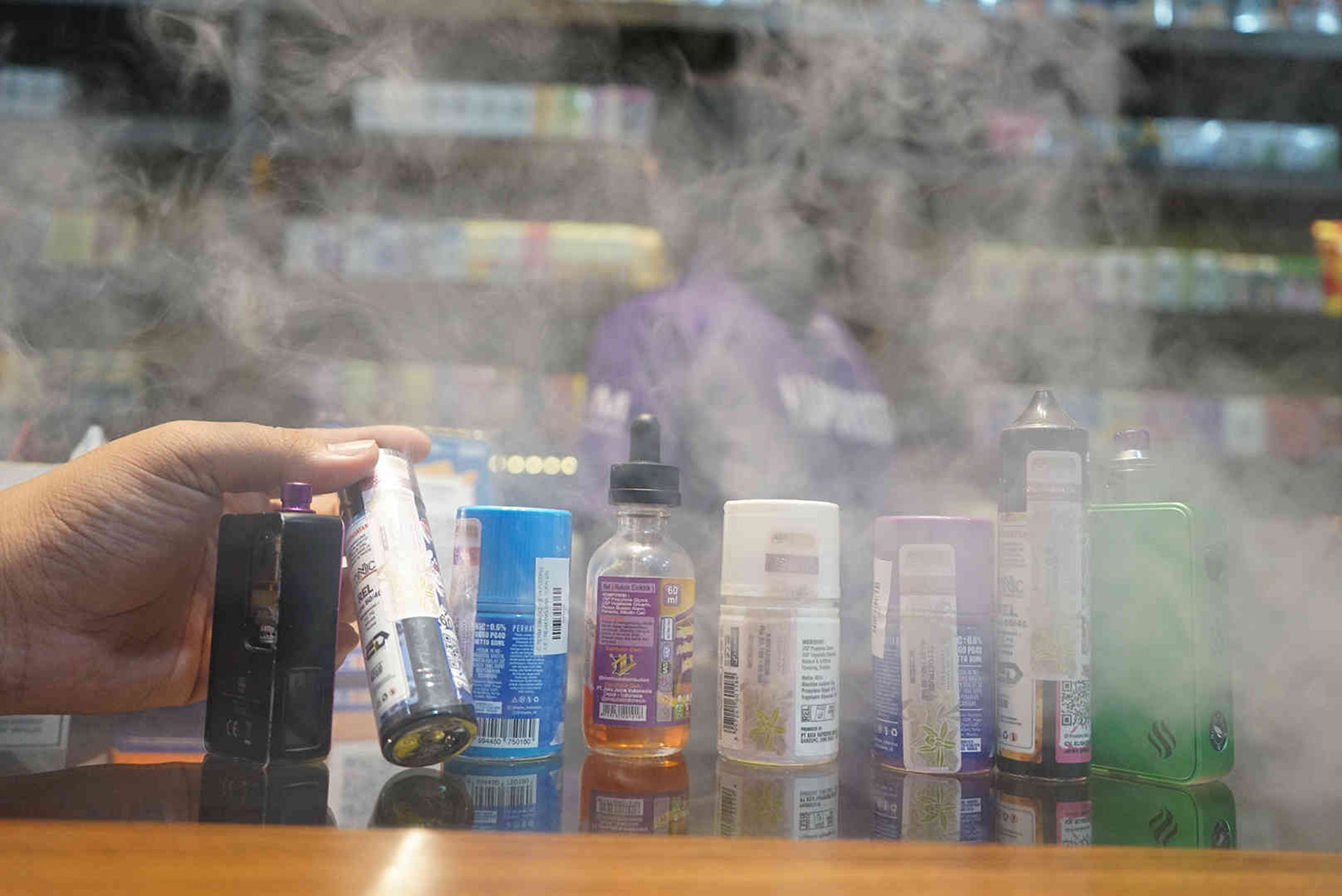  Seorang pemilik toko vape di Pekanbaru memperlihatkan alat isap dan liquid vape yang dijual, Ahad (22/2/2026). 
