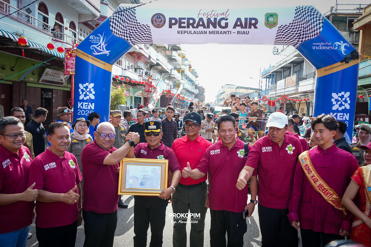 Penyerahan Piagam KEN Festival Perang Air 2026 Selatpanjang dari Deputi Kemenparekraf Vinsensius Jemadu kepada Bupati Kepulauan Meranti Asmar yang didampingi Wakil Bupati Muzamil Baharuddin.
