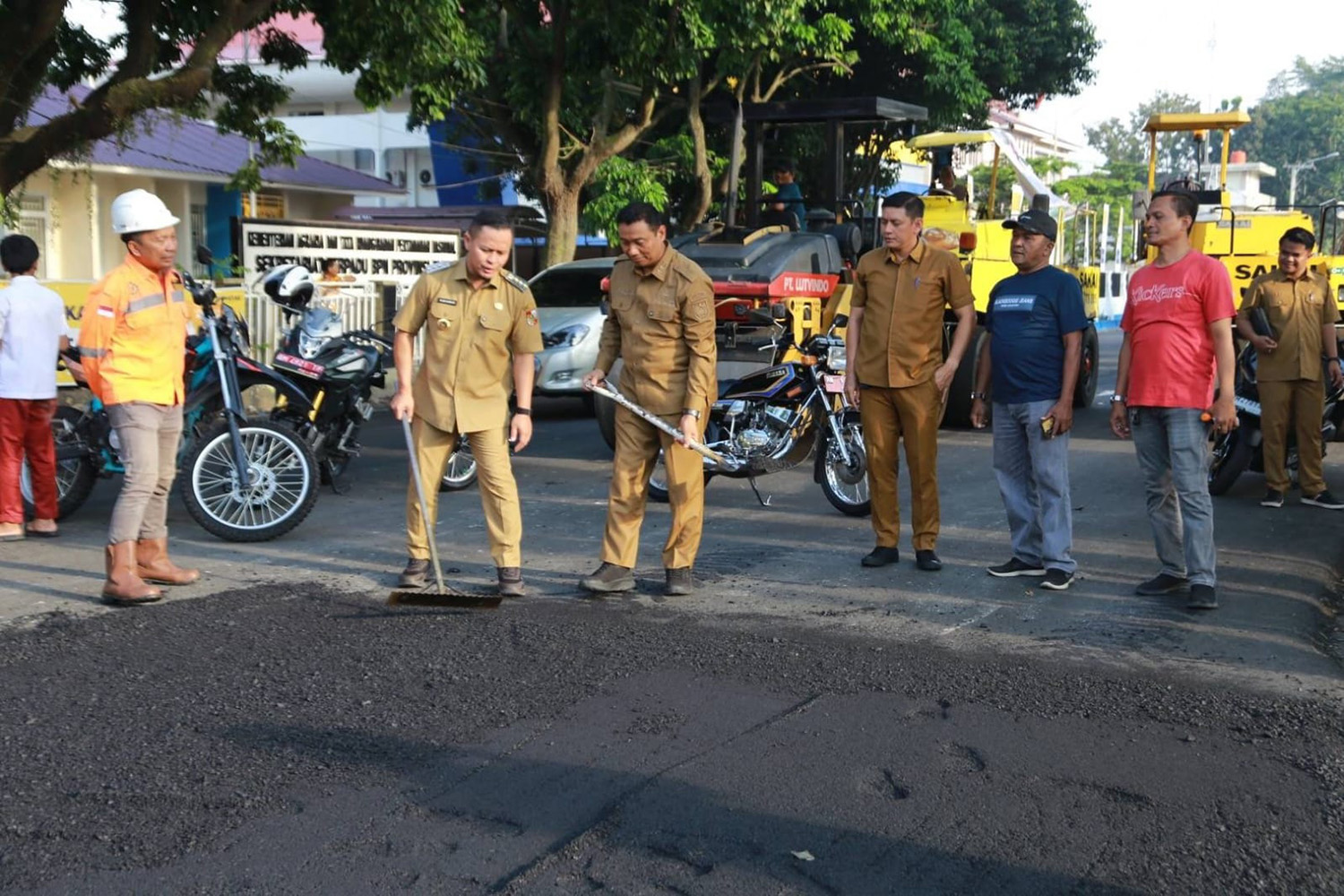 JALAN: Wali Kota Pekanbaru Agung Nugroho didampingi Wakil Wali Kota Pekanbaru Markarius Anwar turun langsung mengecek perbaikan Jalan Pepaya, Pekanbaru, beberapa waktu lalu.